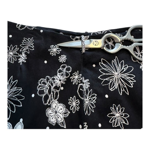 Northern Reflections Black A Line Skirt With White Flowers - Size 18 - Picture 3 of 9
